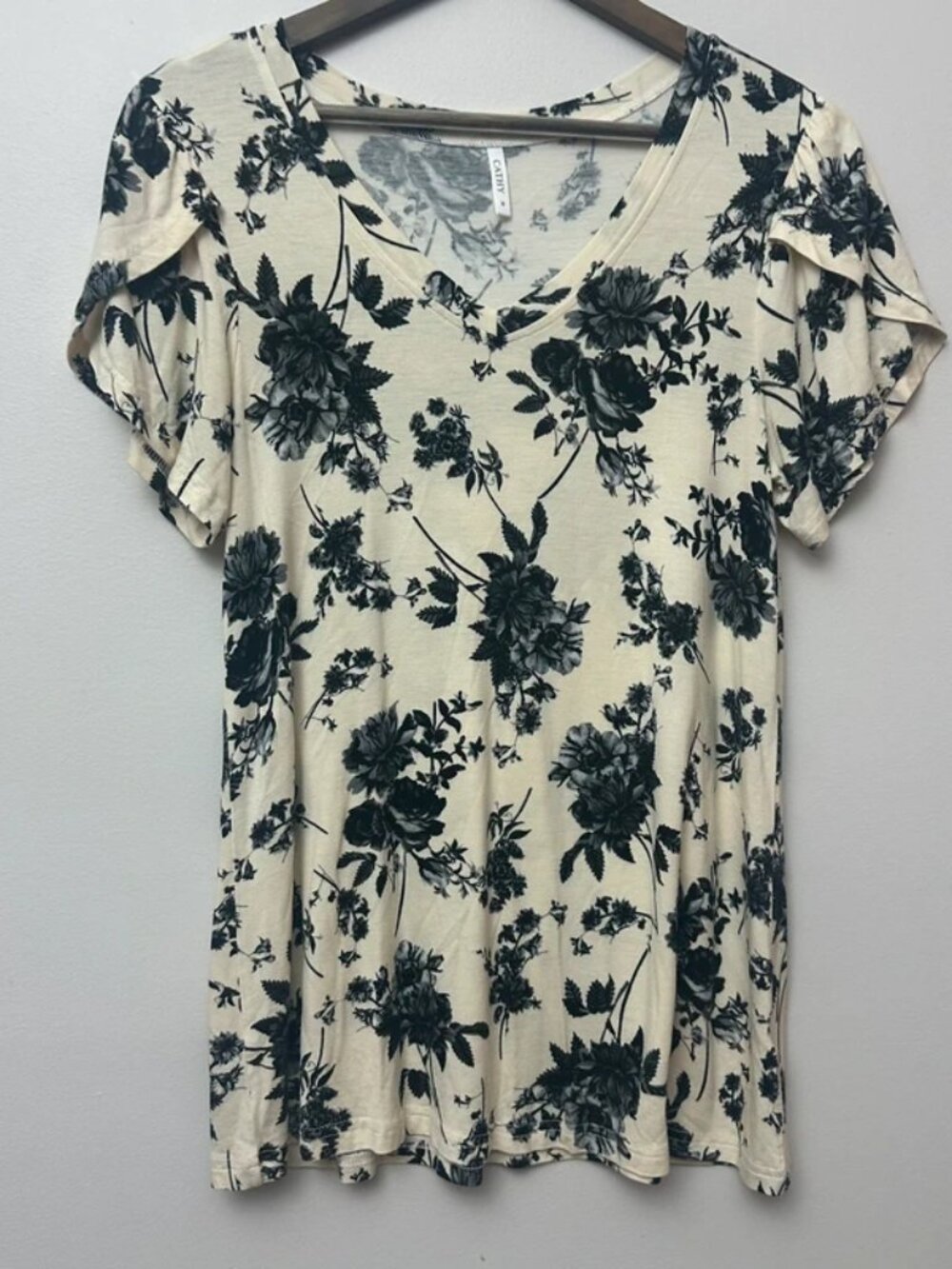 Cathy Cream/White with Black Flowers Short Sleeve Top Medium